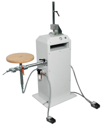 Vacuum forming workstation with integrated pump